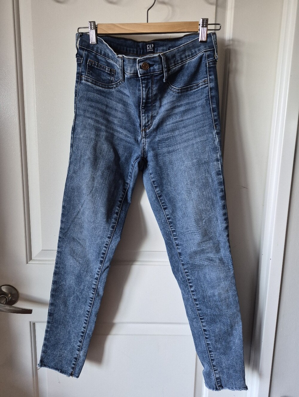 GAP "Everyone's Favorite Jegging" Jeans – Women Size 28